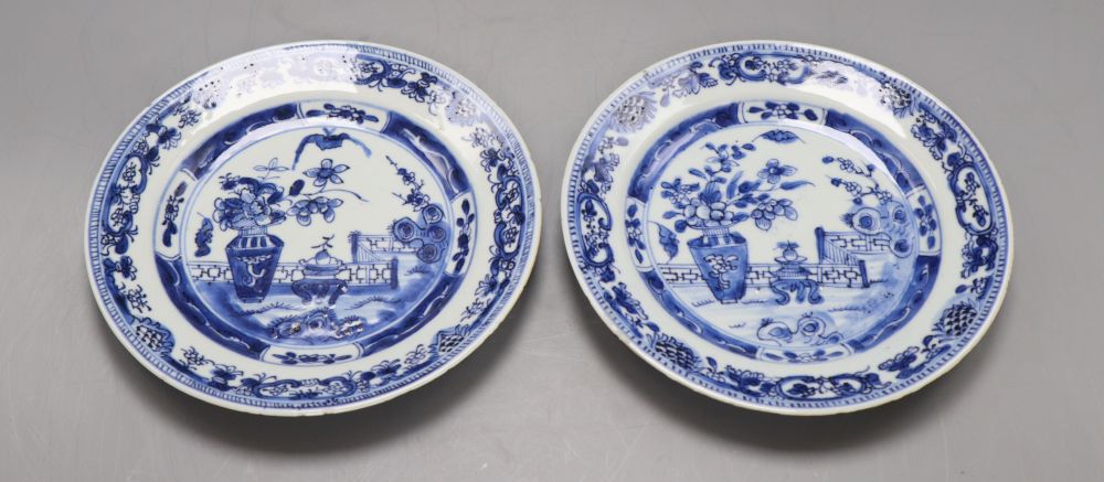 A pair of Chinese Kangxi export blue and white dishes, diameter 16.5cm